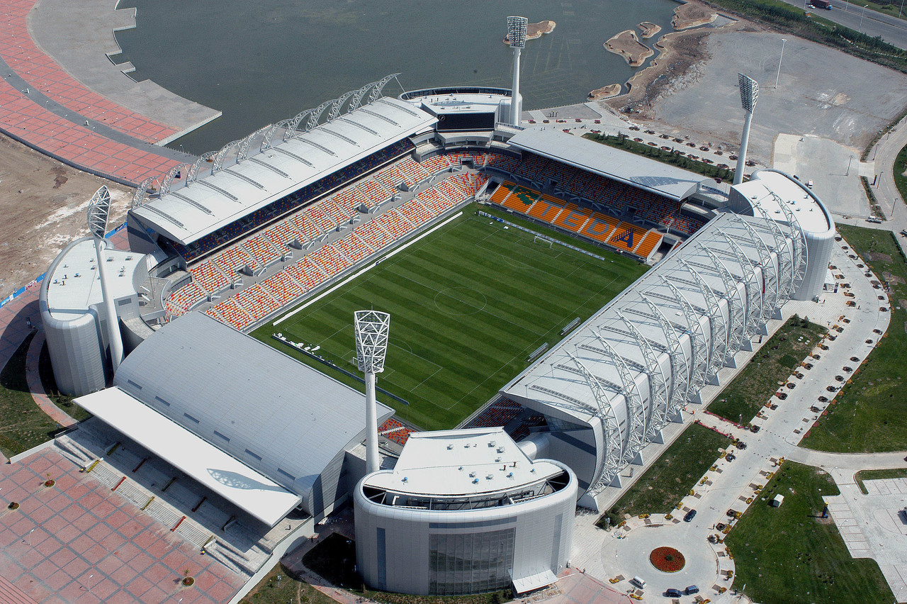  記者：津門虎主場草皮還有些黃 平整度、厚度完全符合比賽需求